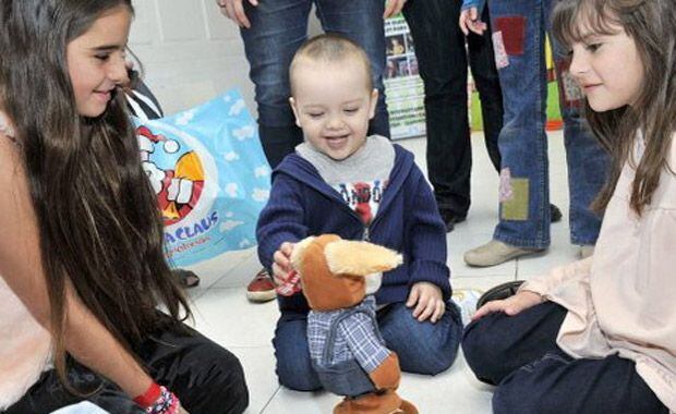 Thiago, jugando con uno de sus regalos. (Foto: gentileza Molina Estudio)