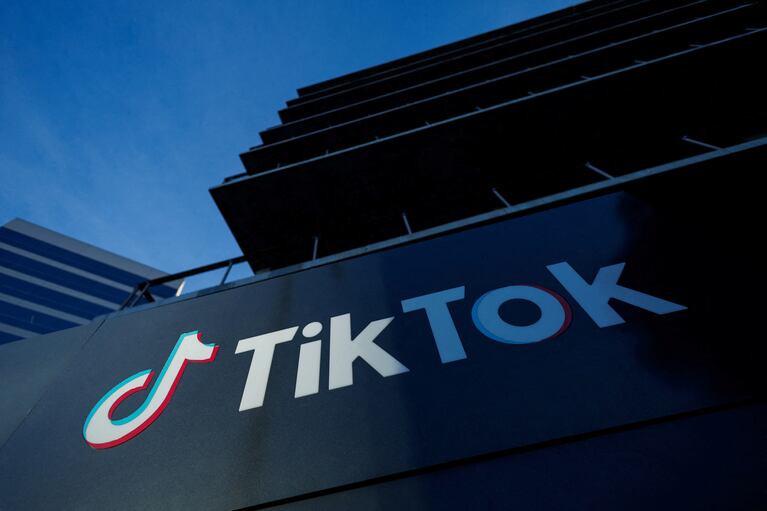 TikTok anunció a sus usuarios a través de una notificación que su próxima aplicación de fotografía, TikTok Notes, "estará disponible pronto".





