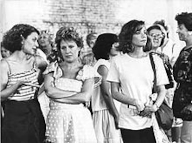Tina Serrano con Ana María Picchio y María Fiorentino en la película Chechechela, una chica de barrio (1986)