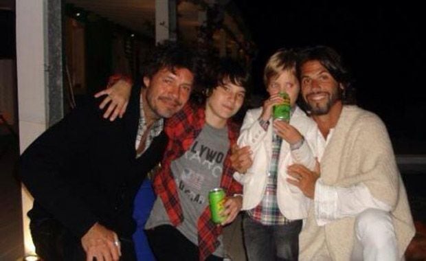 Tinelli y Ribero con Francisco y Stefano, sus hijos. (Foto: Twitter @fran_tinelli)