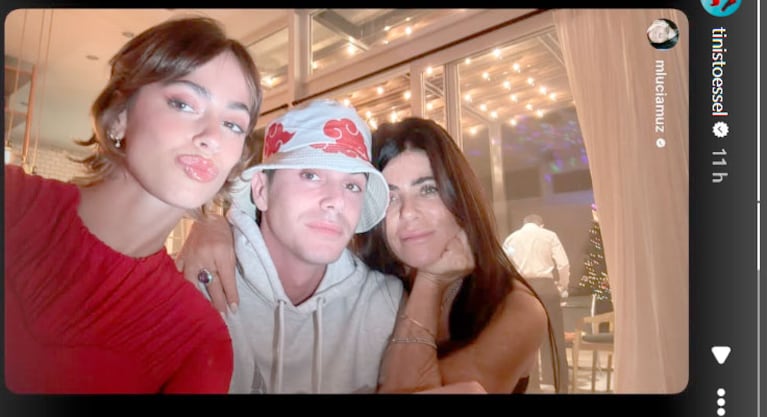 Tini, con su mamá y su hermano