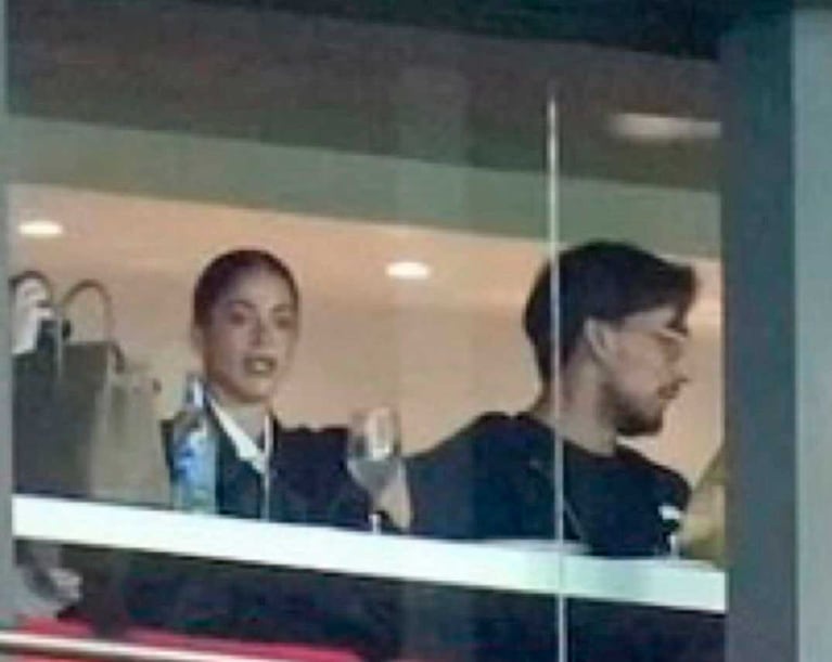 Tini Stoessel en el estadio del Atlético de Madrid alentando a De Paul (Foto: Twitter /X @tininews)