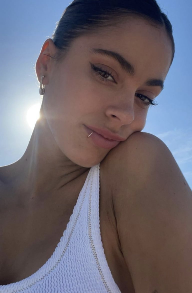 Tini Stoessel lució un look playero totalmente blanco con un detalle que llamó la atención