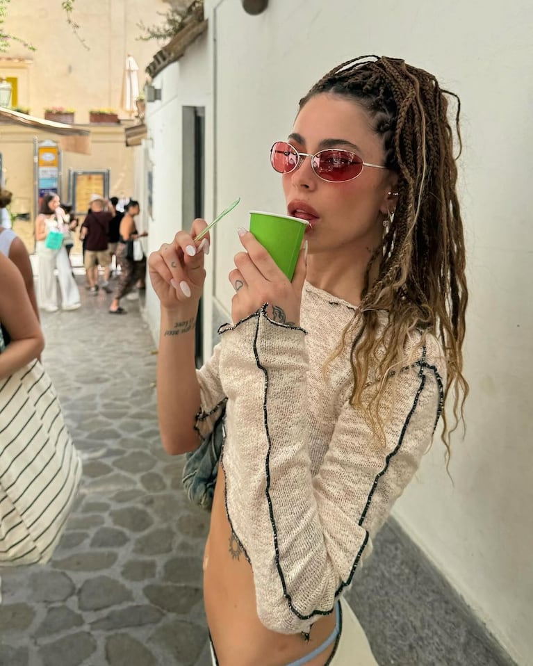 Tini Stoessel marcó tendencia con su diminuta bikini, en sus lujosas vacaciones en Italia: las imágenes