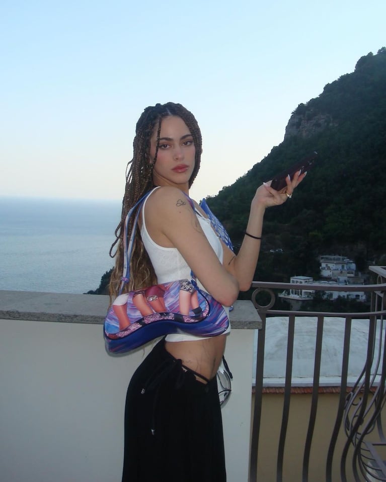 Tini Stoessel marcó tendencia con su diminuta bikini, en sus lujosas vacaciones en Italia: las imágenes