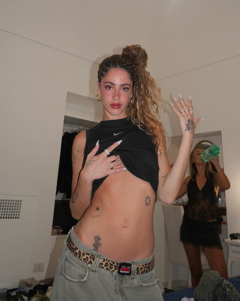 Tini Stoessel marcó tendencia con su diminuta bikini, en sus lujosas vacaciones en Italia: las imágenes