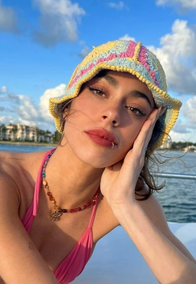 Tini Stoessel posó sensual en el lujoso yate que alquiló Rodrigo de Paul en Miami