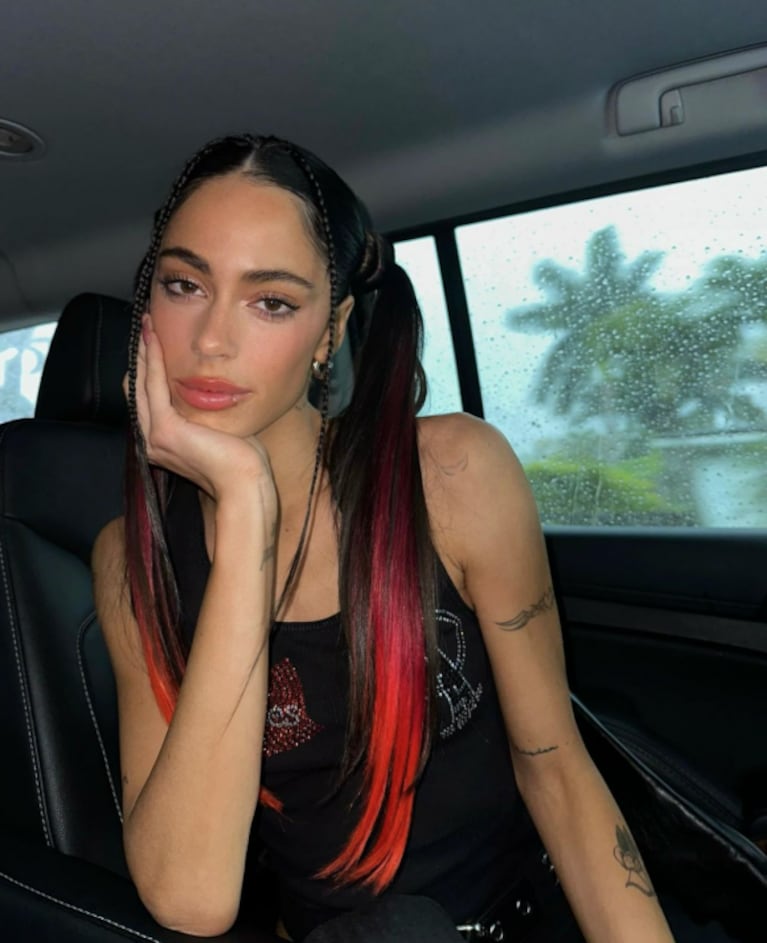 Tini Stoessel volvió a sorprender con un cambio de look: mechas rojizas en contraste con su cabello oscuro