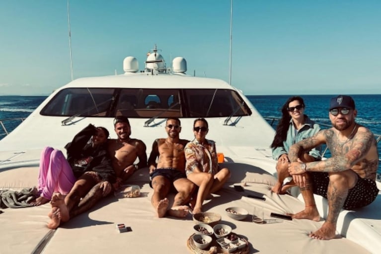 Tini Stoessel y Rodrigo de Paul, muy enamorados en un paseo de lujo con jugadores de la Selección en Ibiza