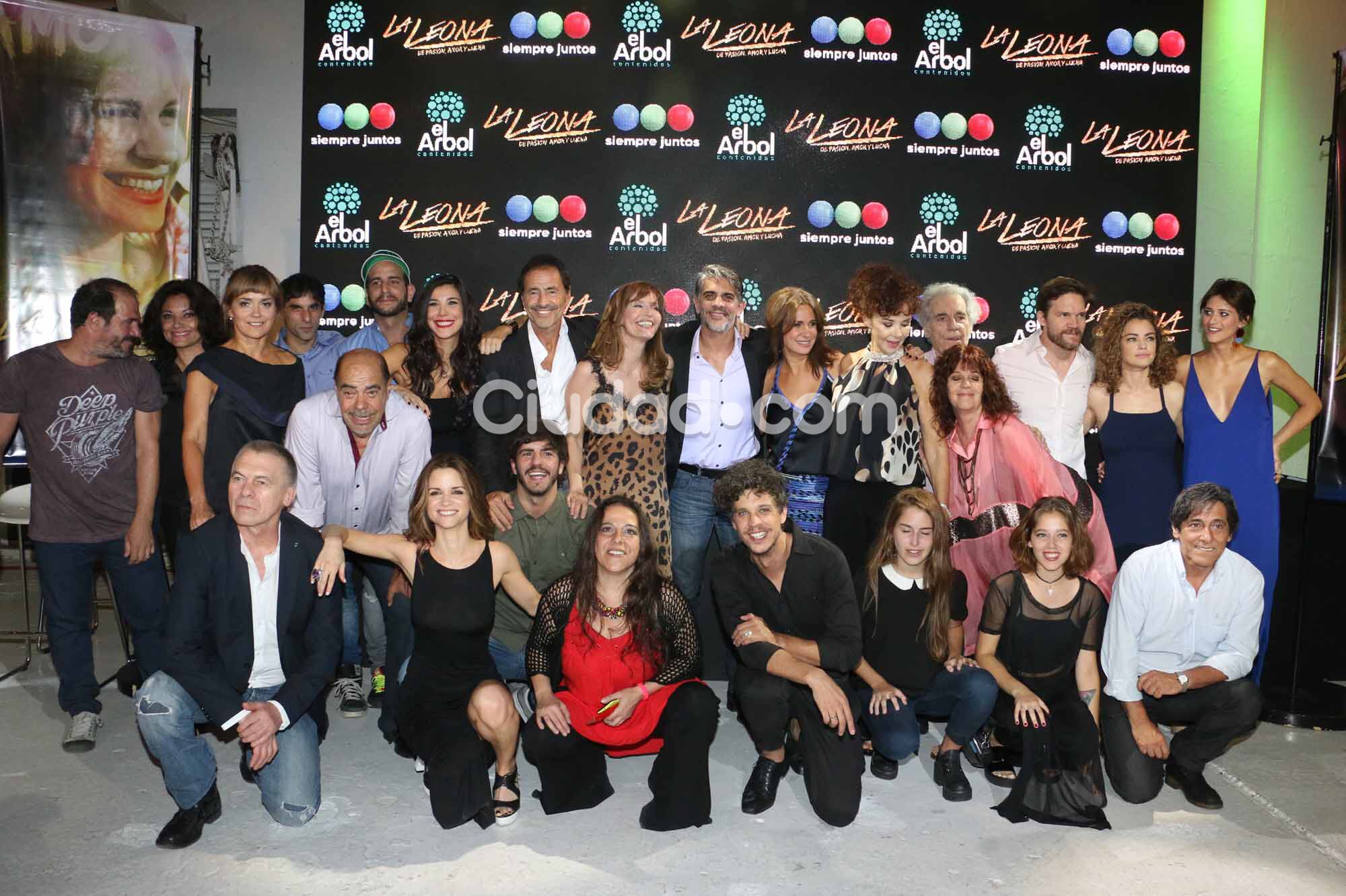 Todo el elenco de La Leona.  (Foto: Movilpress-Ciudad.com)