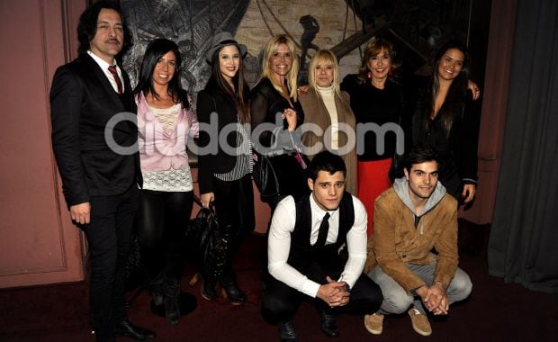 Todo el elenco de Los Grimaldi apoyó a Muscari. (Foto: Jennifer Rubio-Ciudad.com)