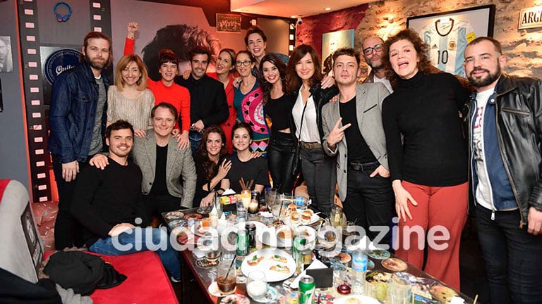 Todo el elenco de Mi hermano es un clon se reunió a mirar el debut en un bar. (Foto: Movilpress)