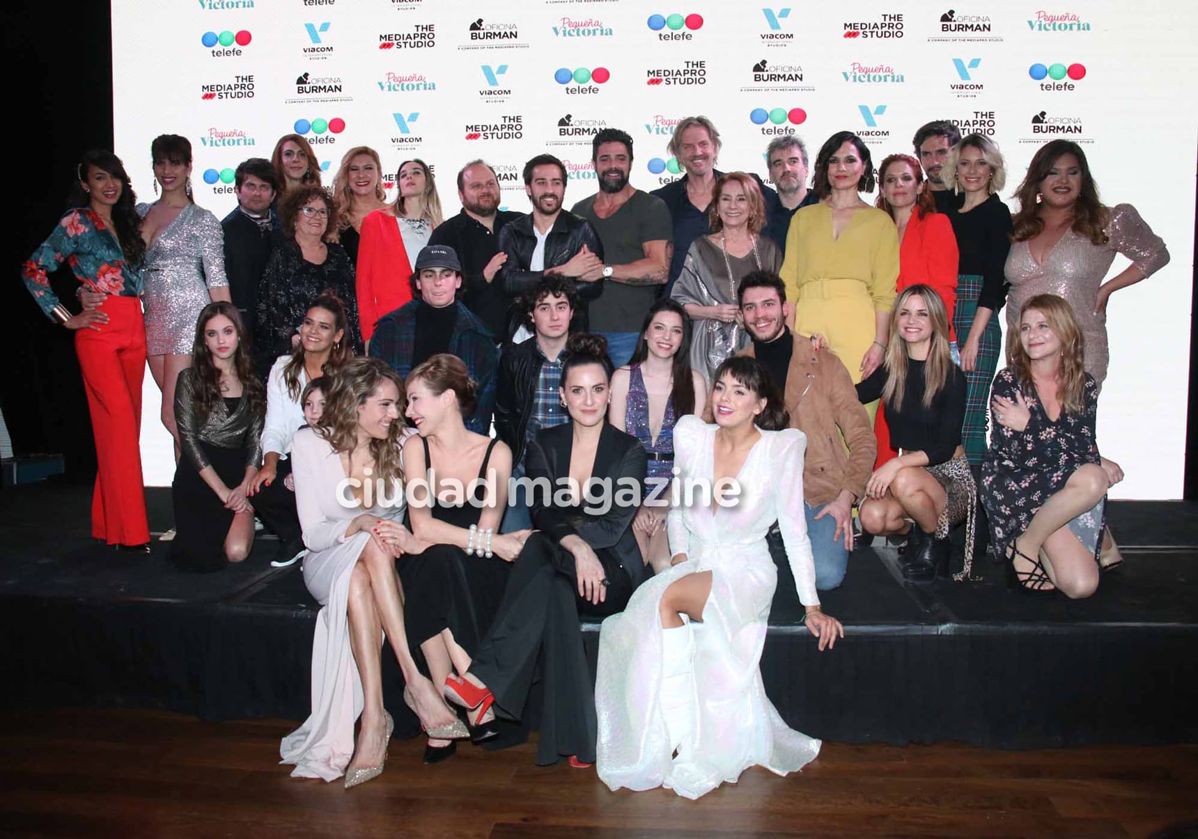 Todo el elenco en la presentación de prensa de Pequeña Victoria. (Foto: Movilpress)