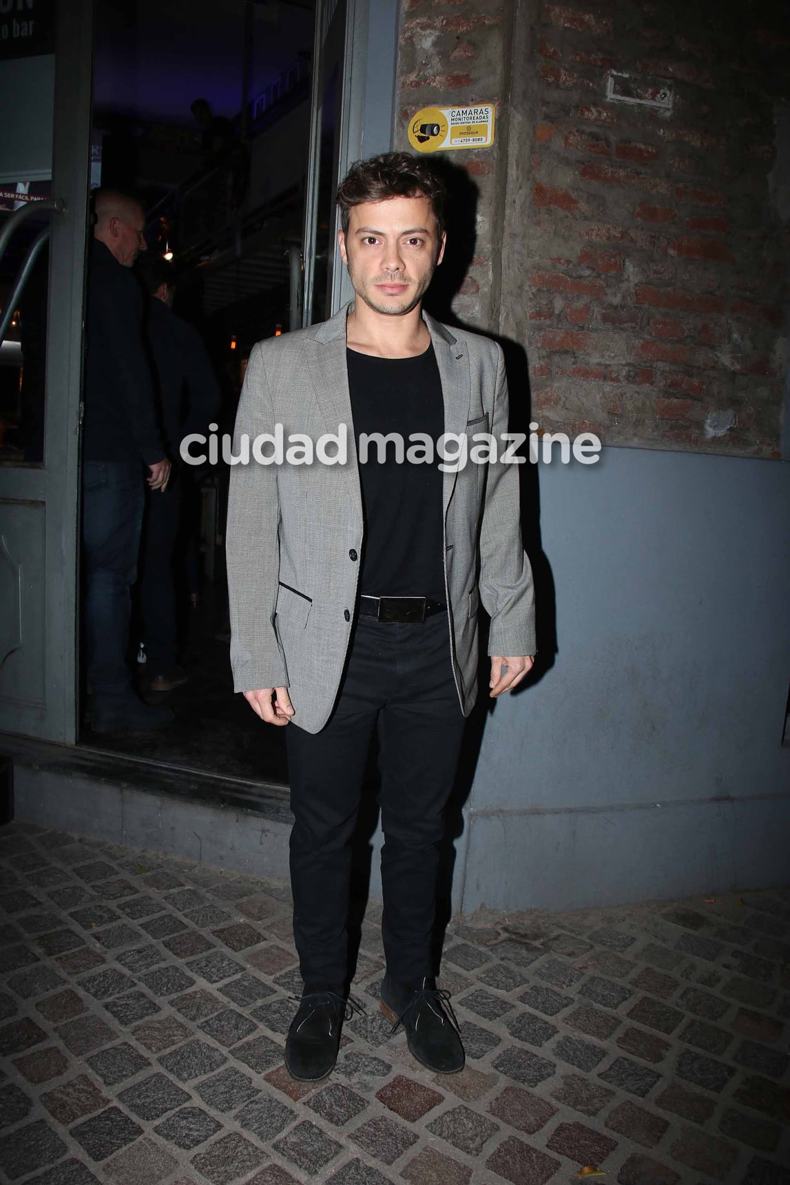 Tomás Fonsi fue al bar de Nicolás Vázquez a ver el debut de Mi hermano es un clon. (Foto: Movilpress)