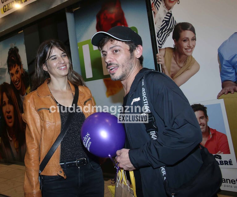 Tomás Fonzi y Leticia Lombardi, enamorados en el teatro (Foto: Movilpress).