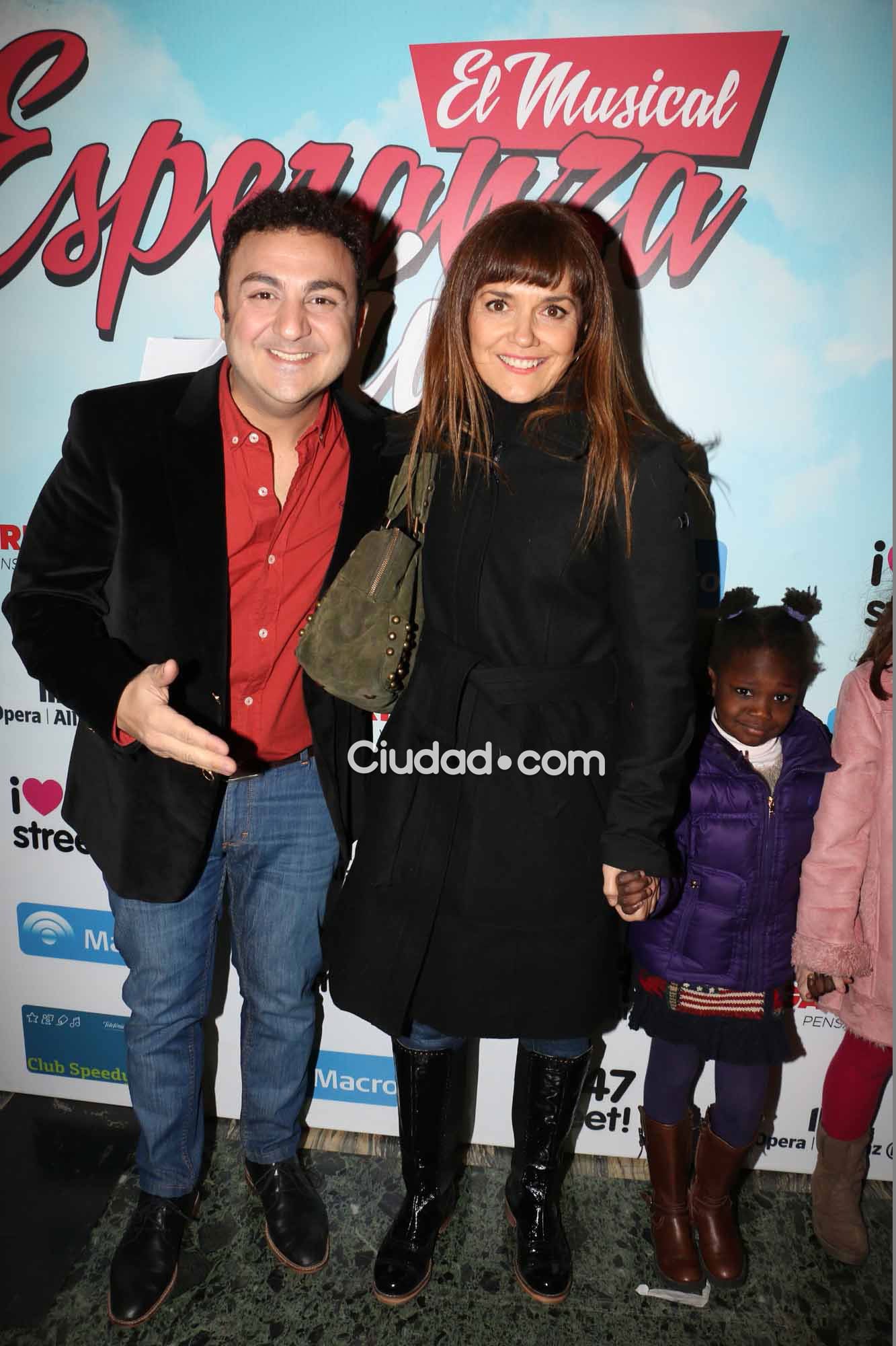 Topa, Andrea Pietra y su hija, en el estreno de Esperanza Mía, el musical (Foto: Movilpress)