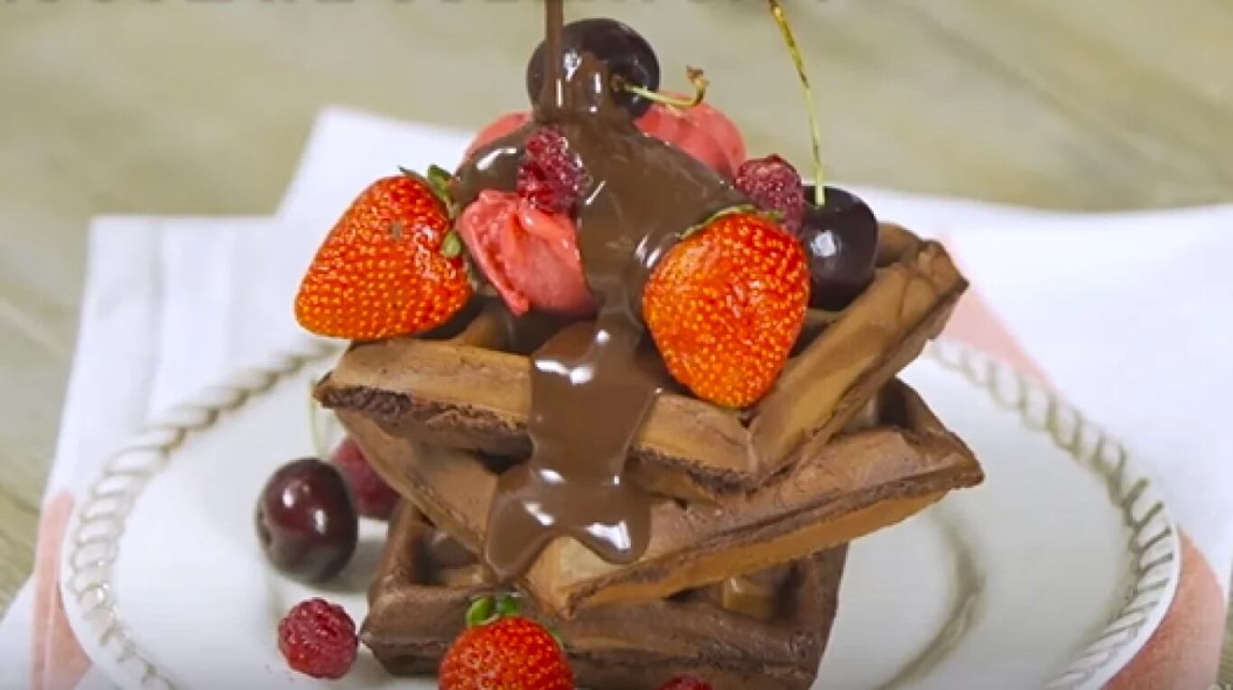 Torre de waffles de chocolate: la receta perfecta para los amantes de lo dulce 