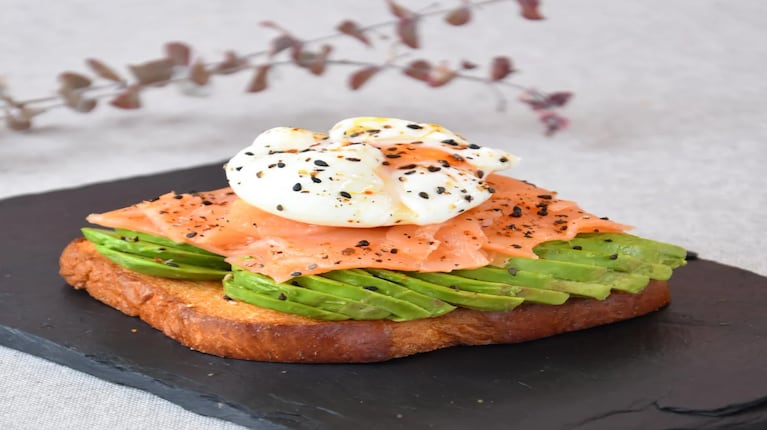 Tostada de salmón y palta: una receta útil para desayunos distintos 