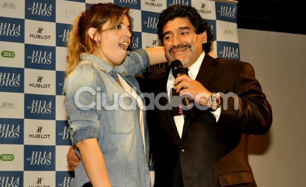 Tras el estreno, padre e hija improvisaron una conferencia (Foto: Jennifer Rubio). 