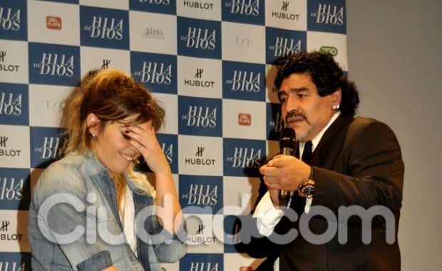 Tras el estreno, padre e hija improvisaron una conferencia (Foto: Jennifer Rubio). 