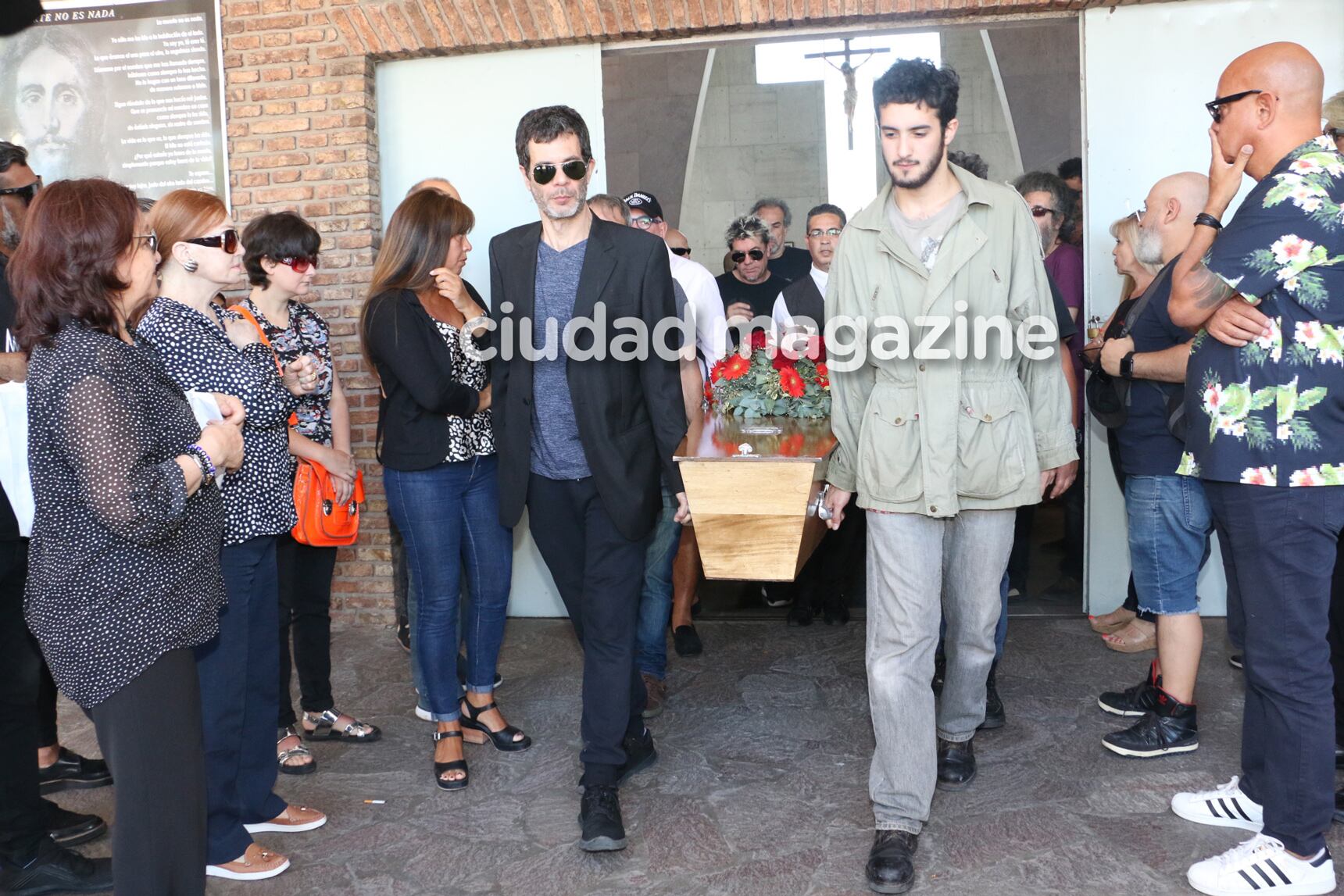 Tristeza en el cementerio de Chacarita por la muerte del músico Leo Satragno  (Fotos: Movilpress). 