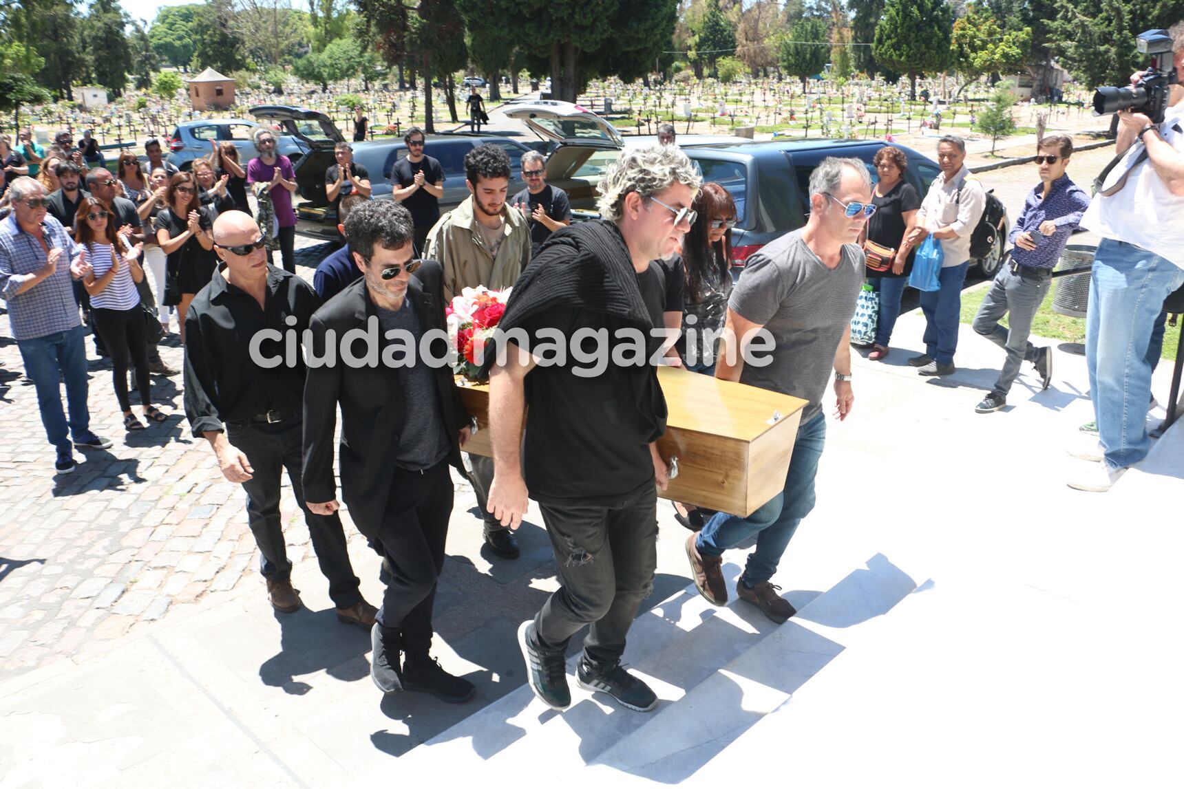 Tristeza en el cementerio de Chacarita por la muerte del músico Leo Satragno  (Fotos: Movilpress). 