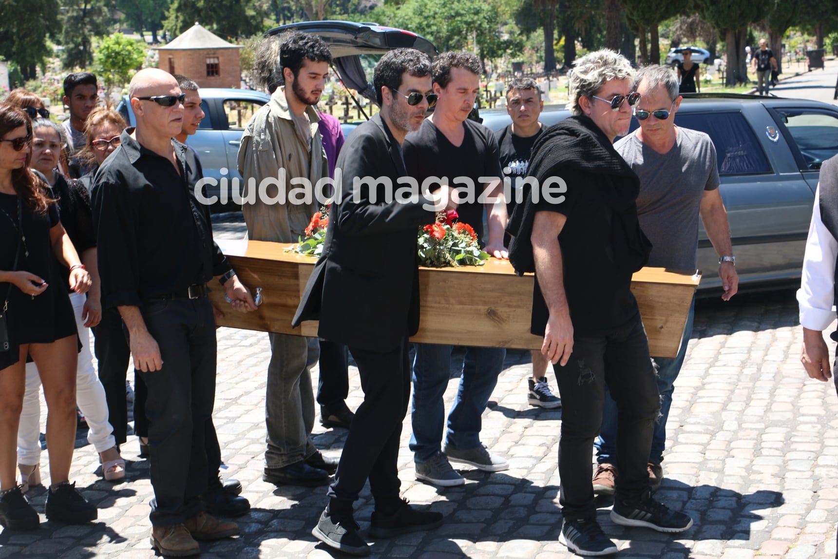 Tristeza en el cementerio de Chacarita por la muerte del músico Leo Satragno  (Fotos: Movilpress). 