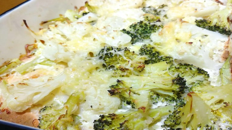 Trucha salmonada con gratin de brócoli y coliflor: receta fácil, paso a paso 