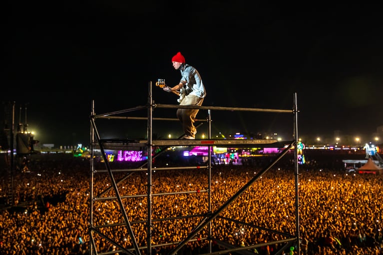 Tyler Joseph le sumó aún más euforia a al increíble show de Twenty One Pilots: se subió a una estructura para cantarles a sus fanáticos. (Foto: Prensa Lollapalooza).