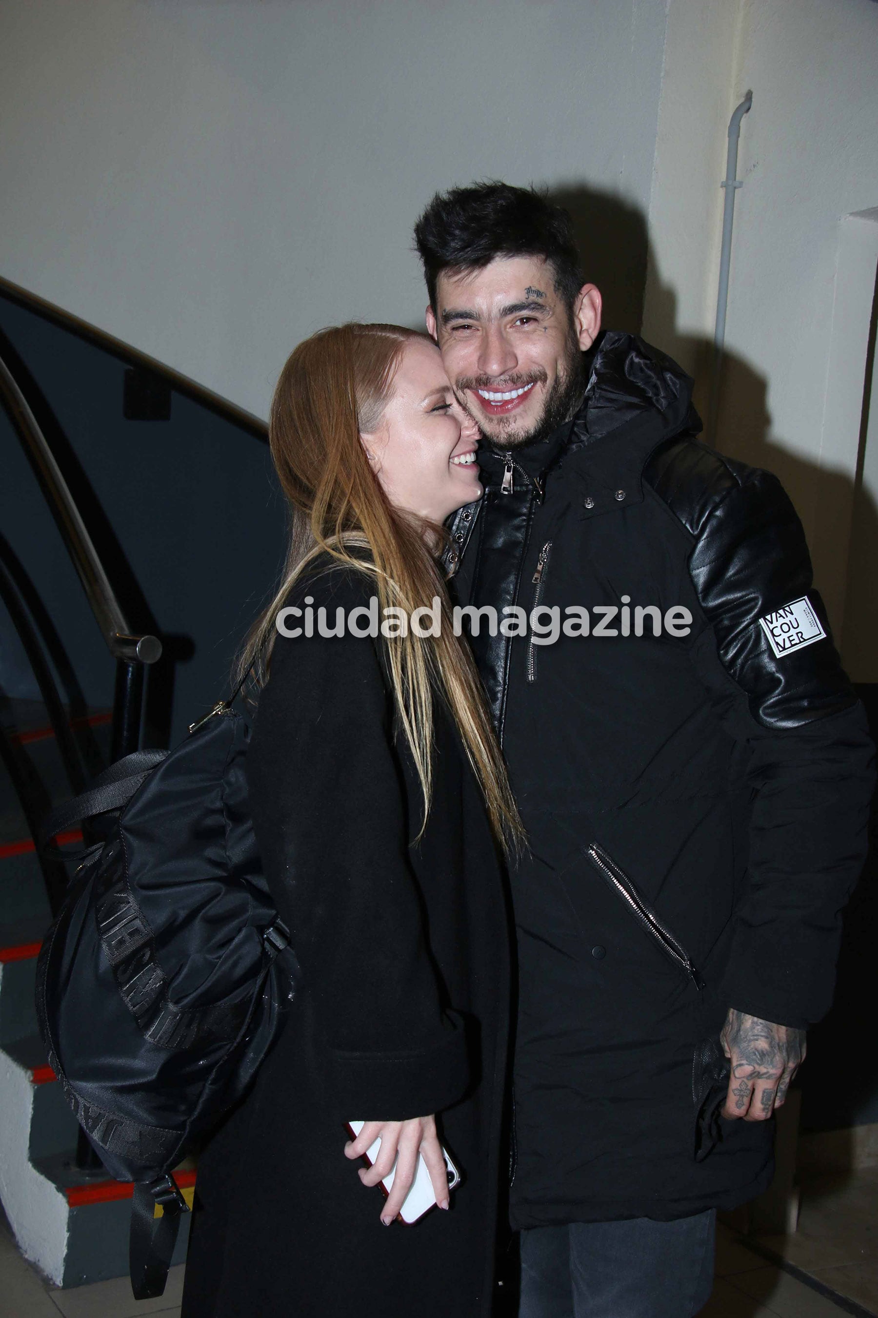 Ulises Bueno la rompió en su vuelta a los recitales en pandemia y lo celebró con su novia, Rocío Pardo (Foto: Movilpress)