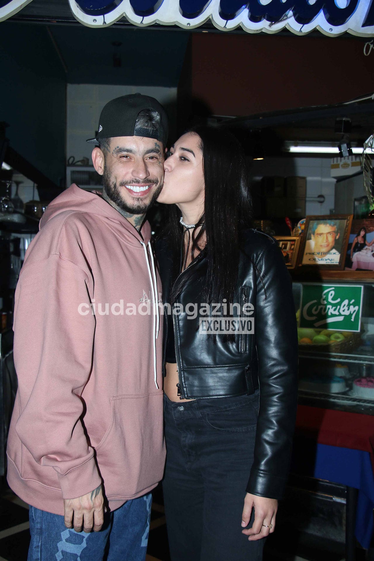 Ulises Bueno y Belén, su novia. (Foto: Movilpress)