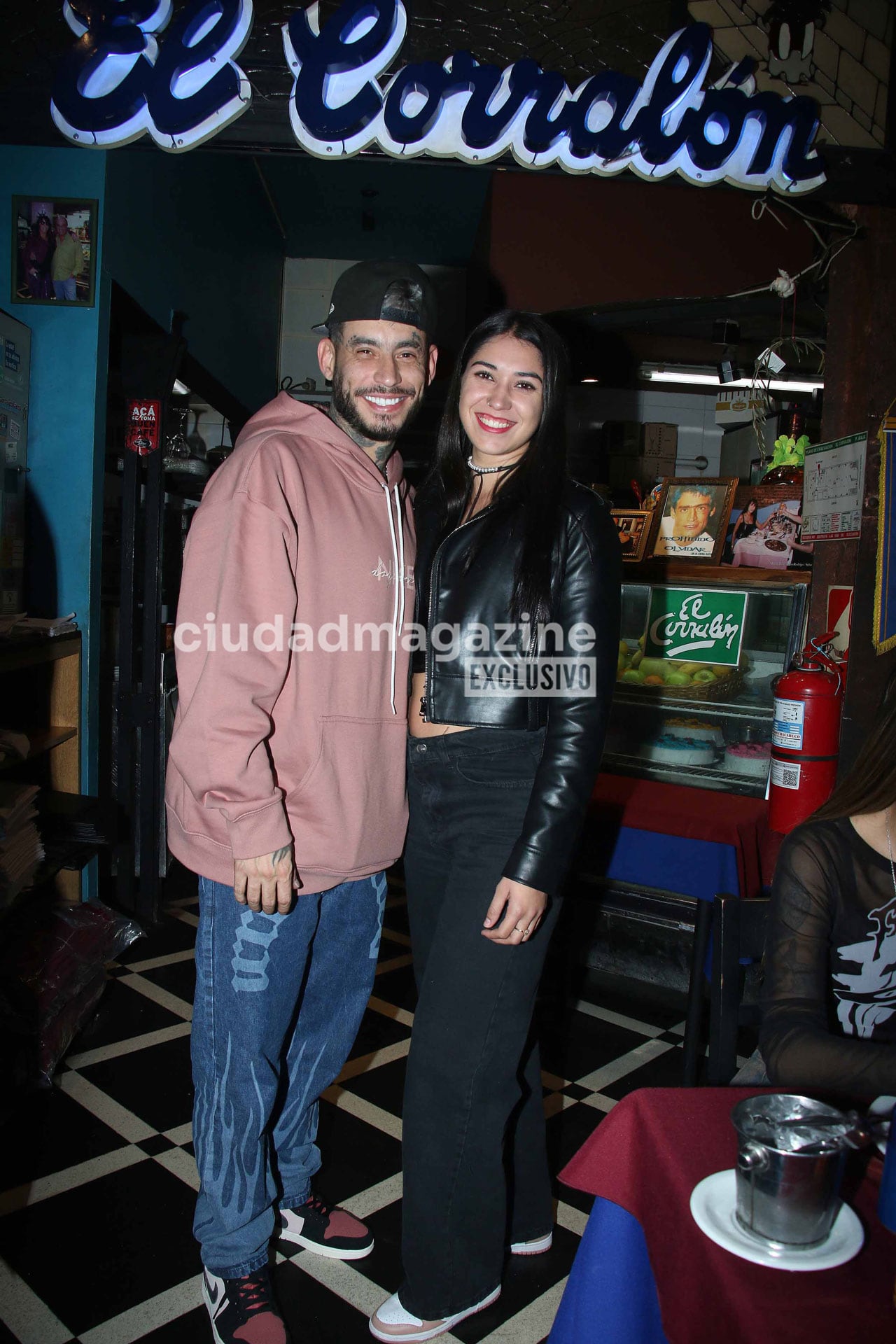 Ulises Bueno y Belén, su novia. (Foto: Movilpress)