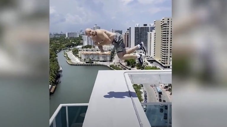 Un atleta estuvo a punto de caer desde el tejado de un hotel después de realizar una acrobacia