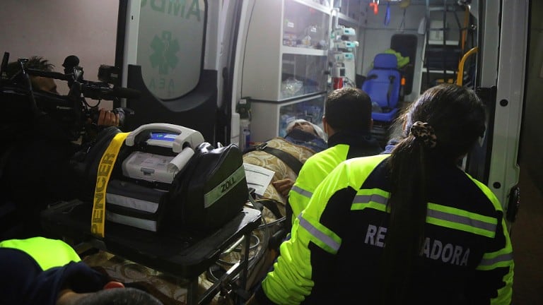 Un camarógrafo perdió un ojo en un ataque armado a un equipo de la TV estatal chilena. Foto: AP.