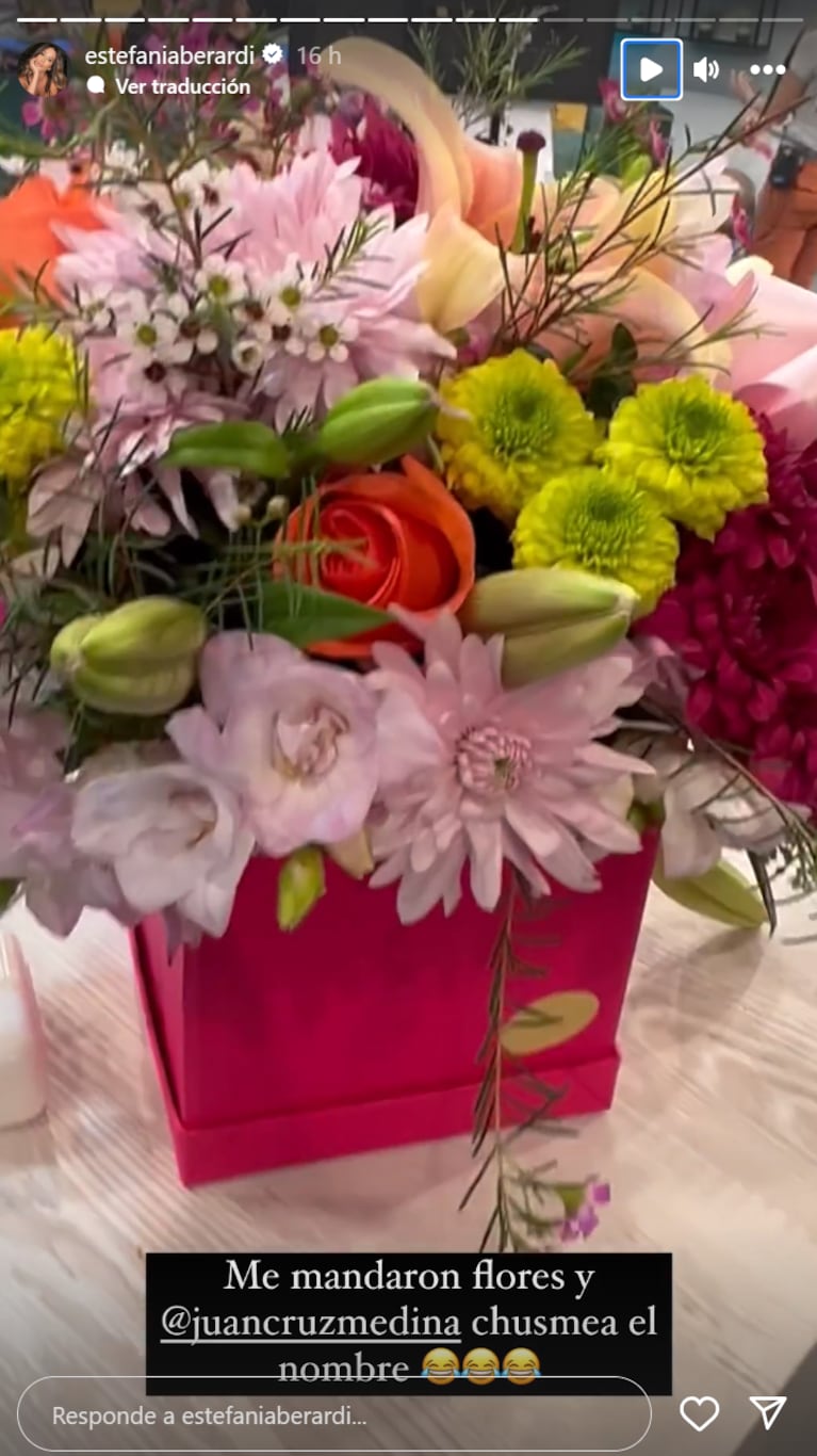 Un cantante muy famoso le envió un ramo de flores a Estefi Berardi