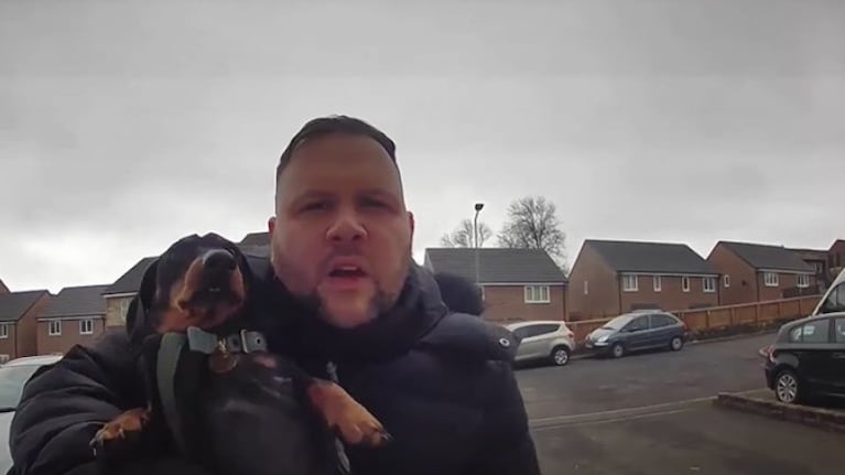 Un feliz paseador de perros sorprendido a mitad de una canción de Ring Doorbell