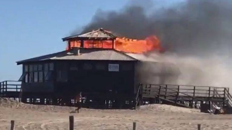 Un incendio destruyó un parador ubicado en la zona norte de Pinamar