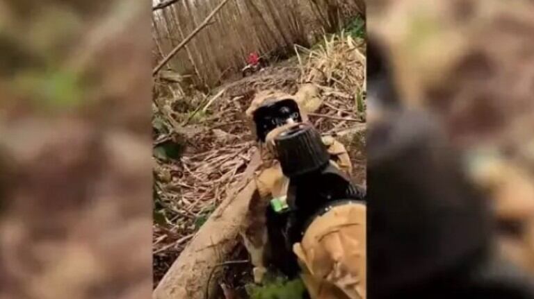 Un jugador de airsoft fue capaz de disparar a un cigarrillo que se encontraba a larga distancia demostrando su puntería