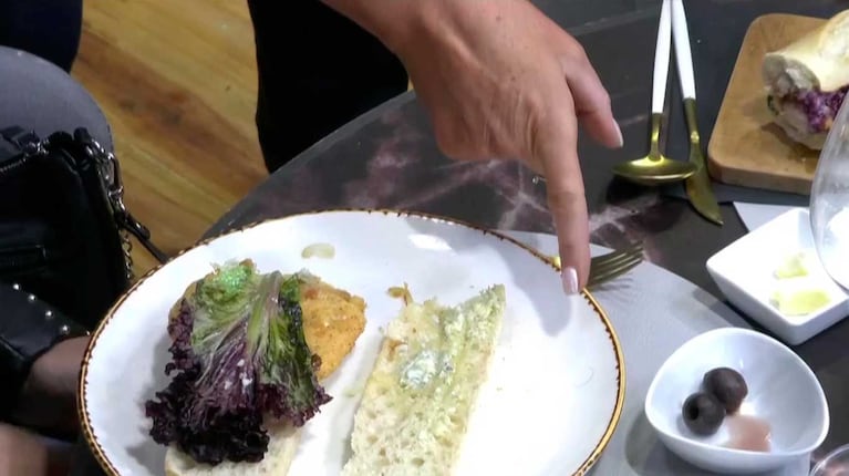 Una comensal de Pasaplatos, el restaurante se llevó una desagradable sorpresa (Foto: captura TV eltrece)