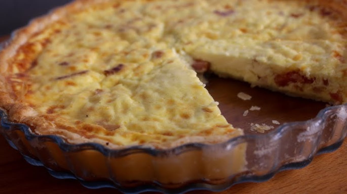 Una delicia crujiente: Quiche hojaldrada rellena de sabor