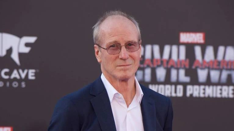 Una expareja de William Hurt reveló haber sido golpeada por el actor