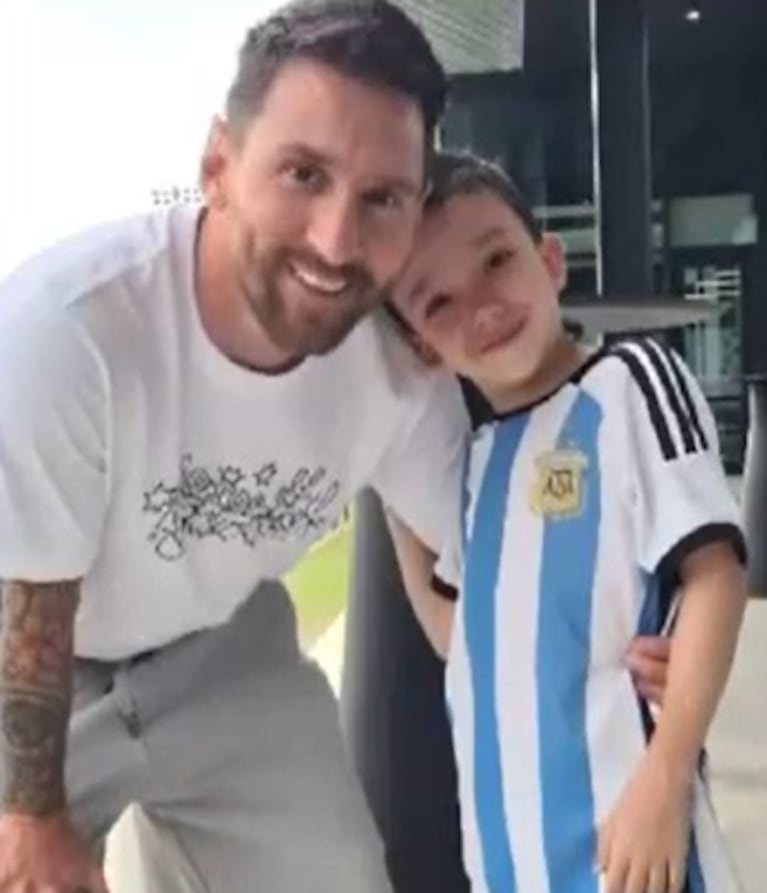 “Uso la misma inyección y me pincho como él”: el niño bajo tratamiento médico pudo conocer a Messi en Miami