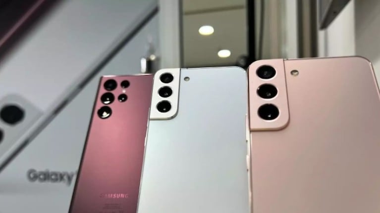 Usuarios de teléfonos móviles Samsung, que poseen diversos modelos como las series S20, S21 y S22 Ultra, entre otros, han reportado la presencia de una línea recta verde en la pantalla que cruza de arriba abajo.