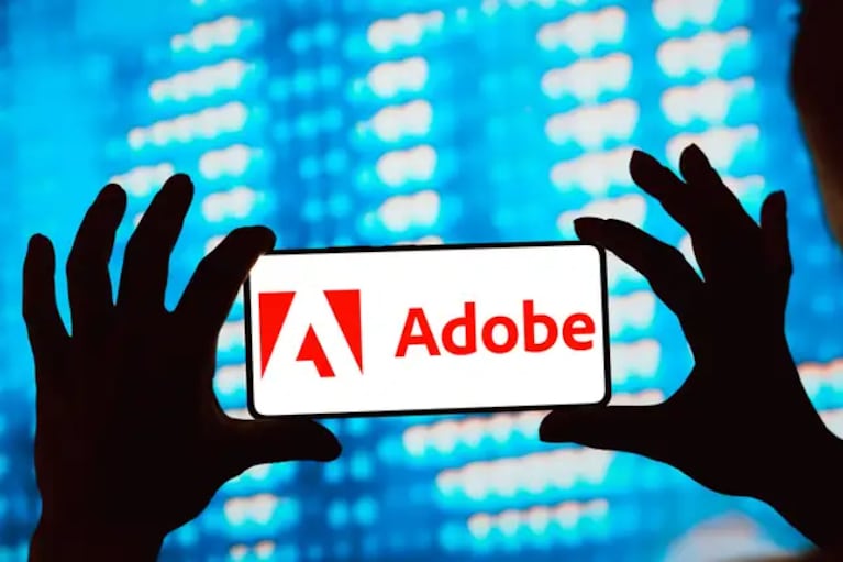Usuarios expresaron molestia cuando Adobe modificó términos, requiriendo aceptarlos para usar servicios como Photoshop.
