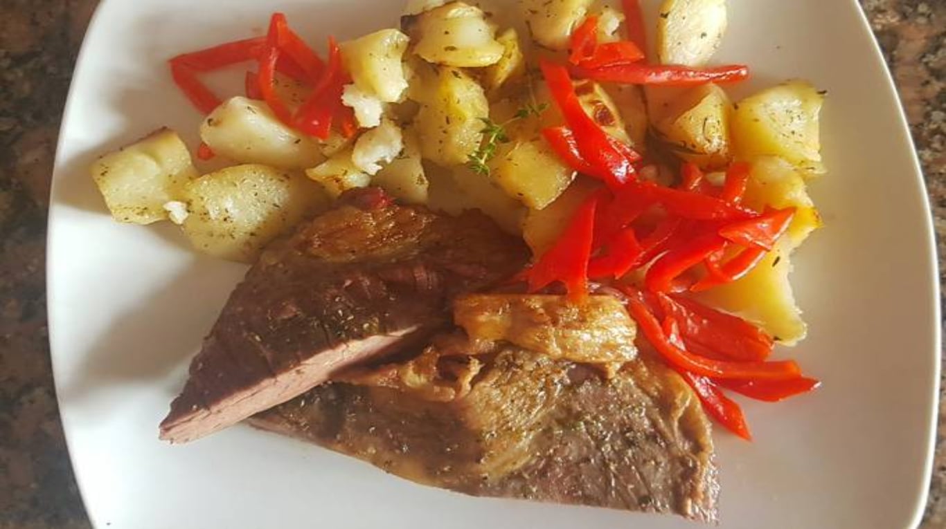 Vacío al horno con papas al plomo y manteca de hierbas: una explosión de sabor casero