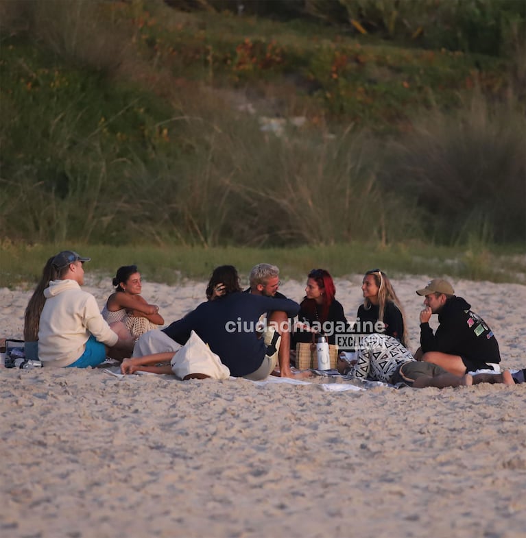 Valentina Zenere, con amigos en José Ignacio (RS Fotos)