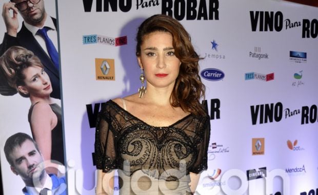 Valeria Bertuccelli, con un look retro glam en el estreno de su peli (Foto: Jennifer Rubio). 