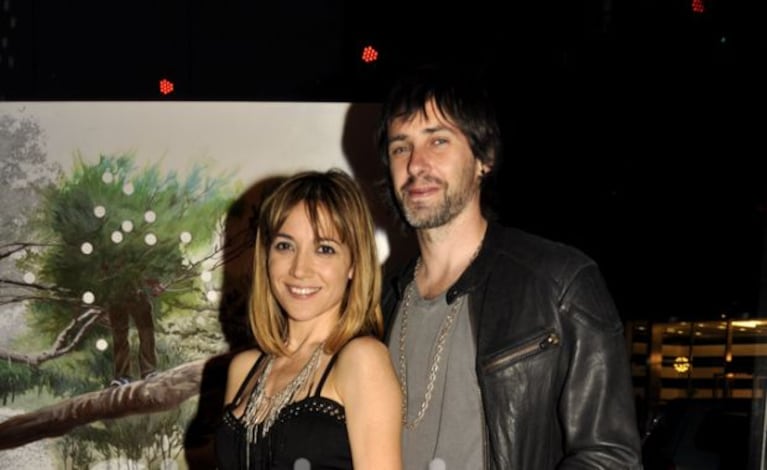 Valeria Gastaldi y su pareja, en la exposición de arte de Calendaria Tinelli. (Foto: Jennifer Rubio - Ciudad.com)