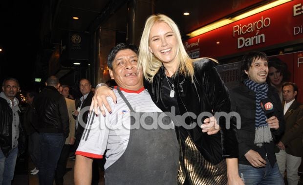 Valeria posó divertida con un fan en la puerta del teatro  (Foto: Jennifer Rubio). 