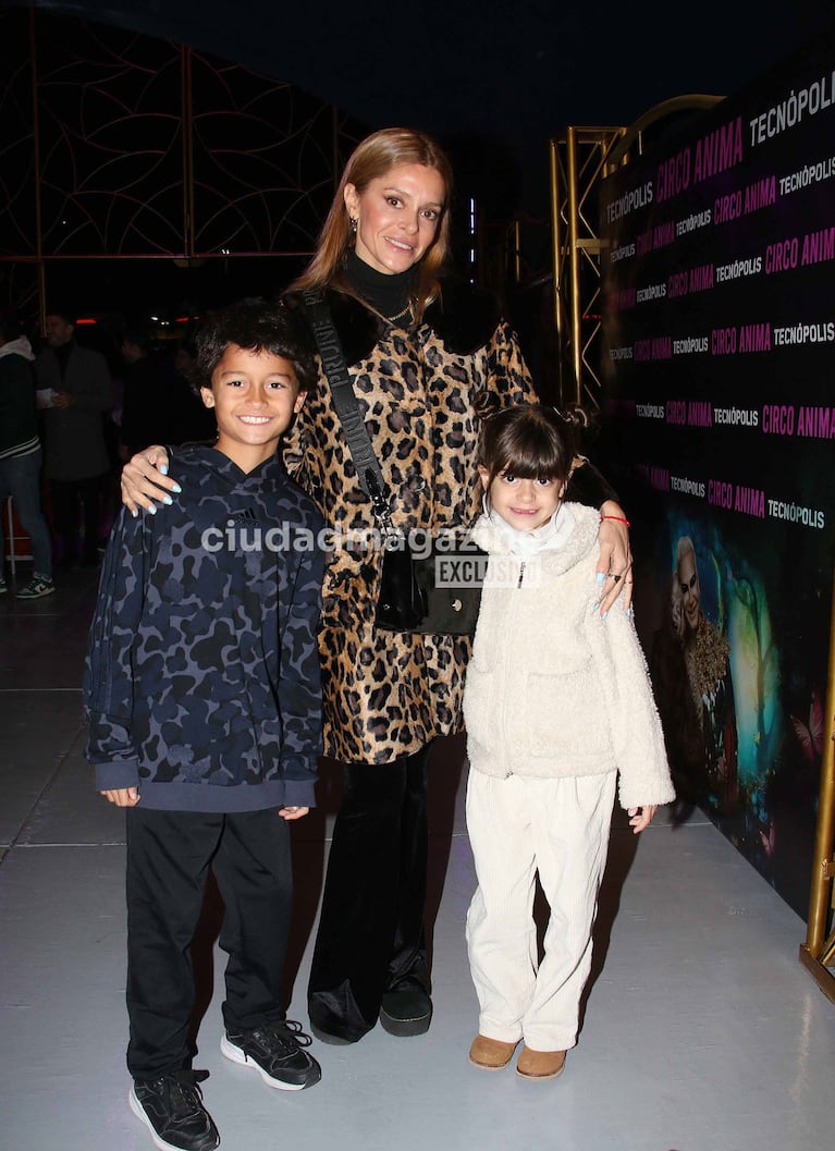 Vanina Escudero con sus hijos  en el estreno de Circo de Anima de Flavio Mendoza (Foto: Movilpress).